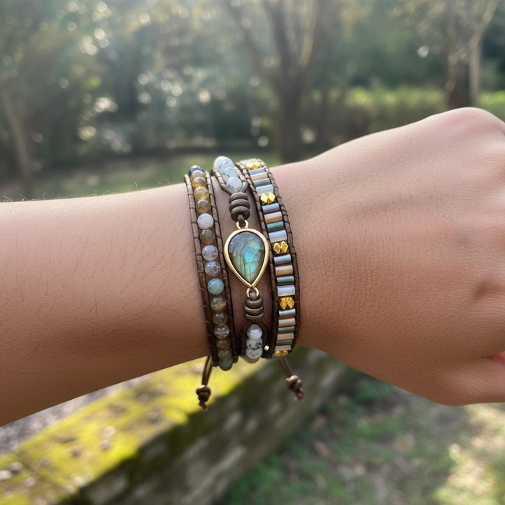 Boho-Wickelarmband für Damen mit schimmernden Labradorit-Steinen. Handgemachter Edelsteinschmuck für einen spirituellen Look.