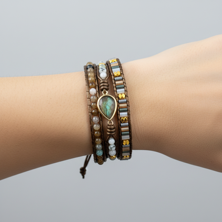 Handgemachtes Damen-Wickelarmband im Boho-Stil mit facettierten Labradorit-Edelsteinen. Spiritueller Schmuck für Balance.