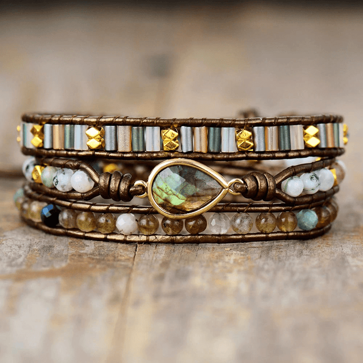 Detailaufnahme des Damen-Wickelarmbands: Schillernde Labradorit-Steine handverarbeitet zu spirituellem Boho-Schmuck.