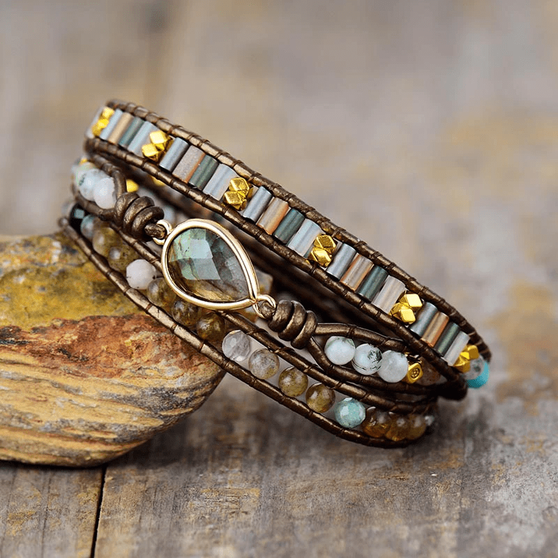 Damenarmband im Boho-Look mit echten Labradorit-Edelsteinen, gewickelt um das Handgelenk. Handgemachter spiritueller Schmuck.