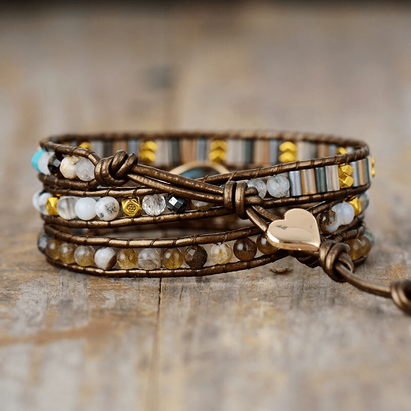 Spirituelles Damen Boho-Wickelarmband mit blau-grün schimmernden Labradorit-Steinen. Handgefertigter Edelsteinschmuck.