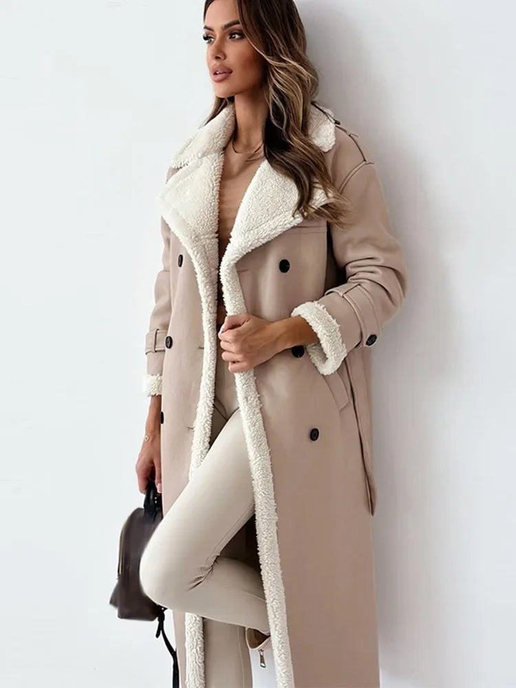 Moderner langer Damen Wintermantel in Dunkelblau, elegant und warm; stilvolle Damenmode für den Winter und Kälteschutz.