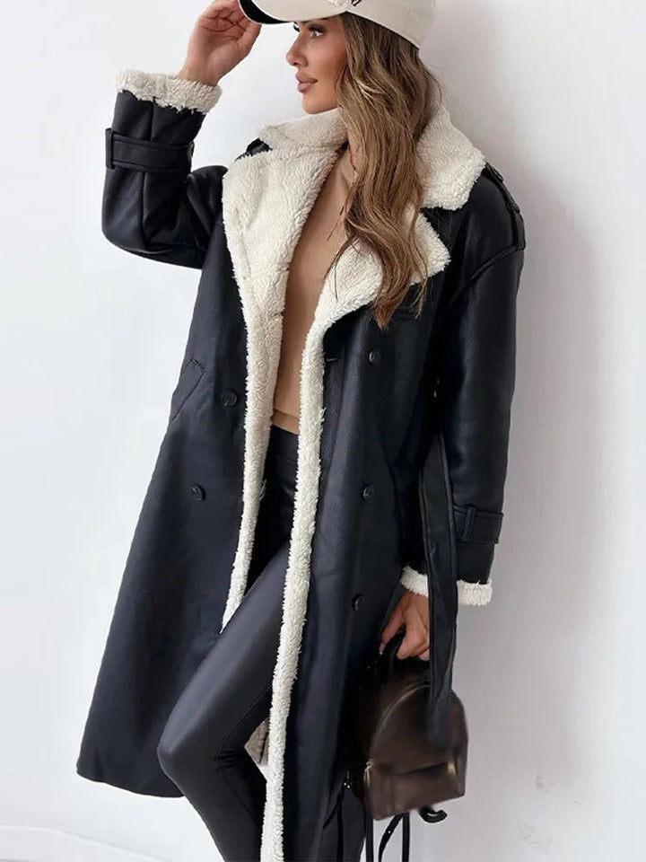 Warmer, langer Damen Wintermantel in Grau, ideal als Winterjacke für optimalen Kälteschutz; vielseitige Outdoor-Bekleidung.