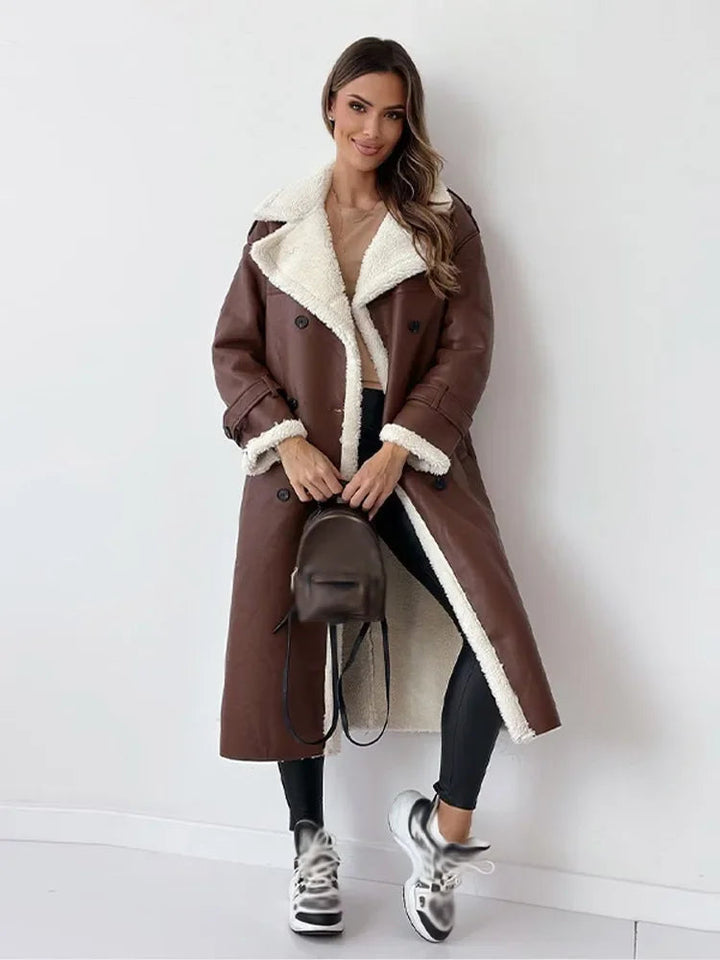 Stilvoller Damen Wintermantel, lang, in Beige, kombiniert mit Winteroutfit; eleganter Schutz vor Kälte in der Damenmode.