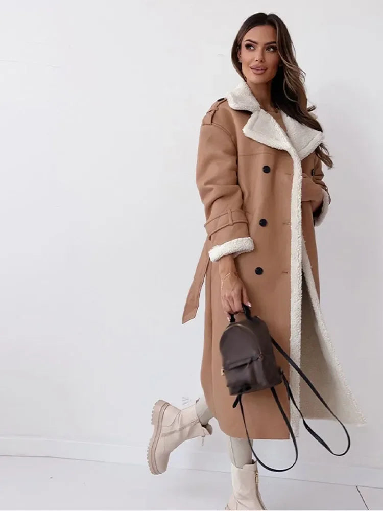Vielseitiger langer Damen Wintermantel, warm und robust, schützt elegant vor Winterkälte; ideale Outdoor Winterjacke.