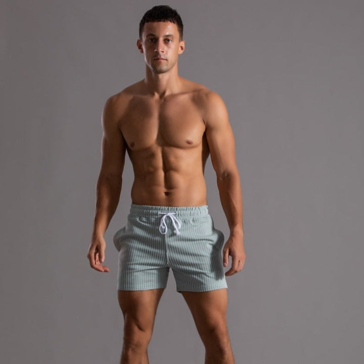 Stylische Herren Sportbekleidung: Badeshorts Niko aus Ripstop, schnelltrocknend am Pool.