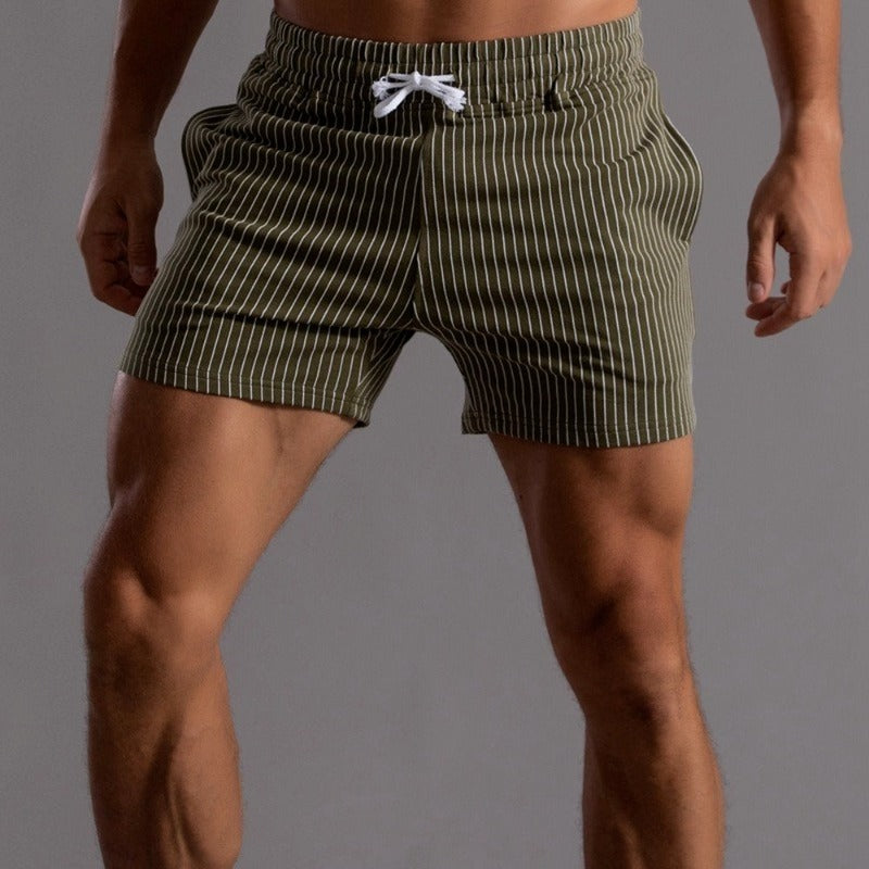 Moderne Herren Bademode: Kurze Badeshorts Niko, bequem und schnelltrocknend am Pool.