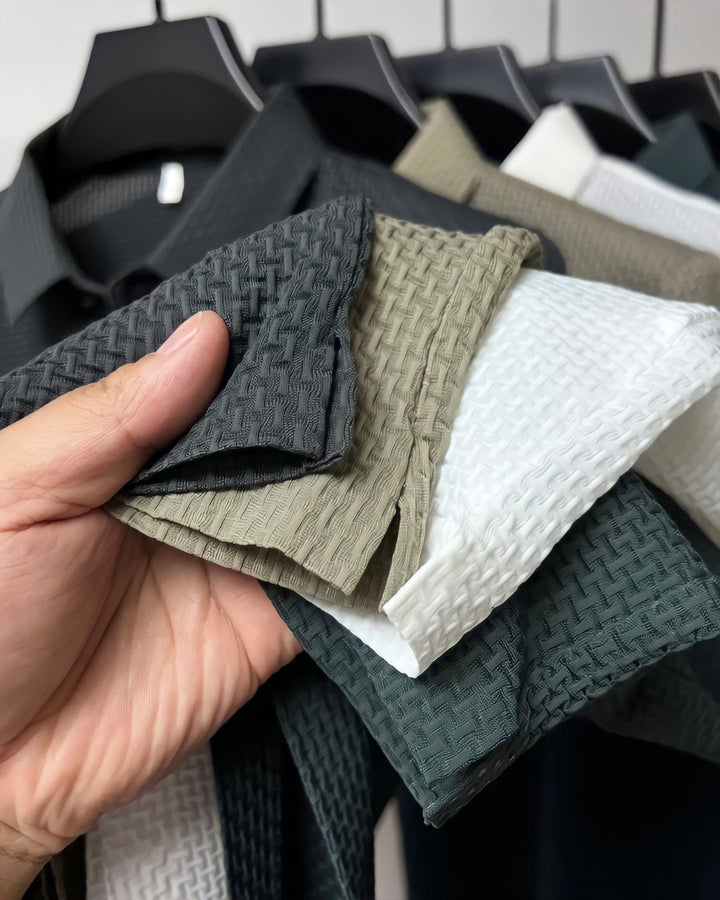 Komfortables Herren Slim Fit Polohemd. Pflegeleicht, atmungsaktiv & stilvoll für den Sommer.