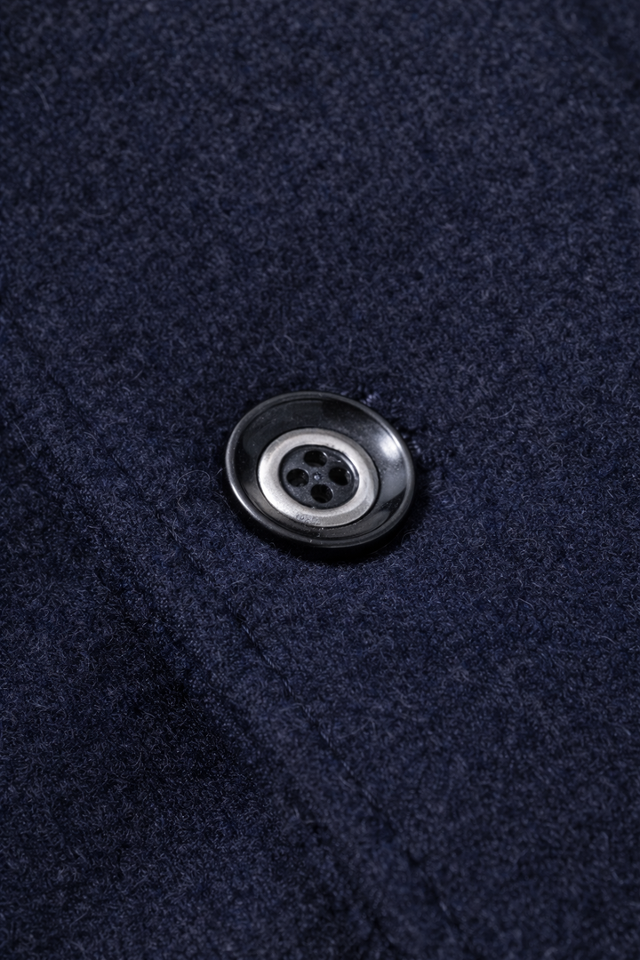 Marineblaue Winterjacke für Herren, warm gefüttert und wetterfest.