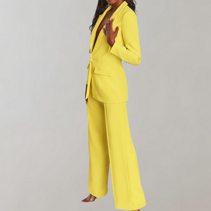 Trendiges Damen-Blazer- & Hosenset, modisch geschnitten für einen aktuellen, femininen Look.