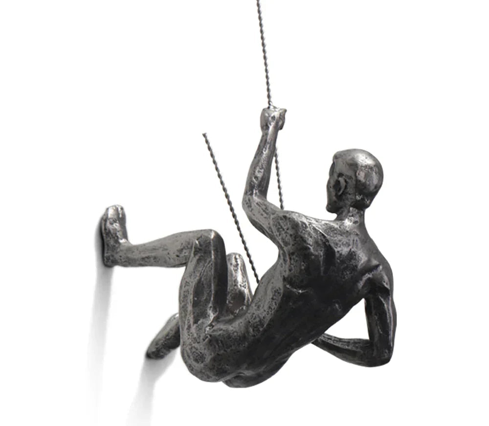 Moderne Bergsteiger Wandskulptur aus Harz, inspirierende Wanddeko für Zuhause & Büro.