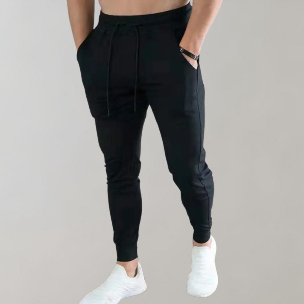 Schwarze Herren Slim Fit Jogginghose für maximalen Komfort und stilvollen Athleisure-Look. Perfekte Freizeithose.