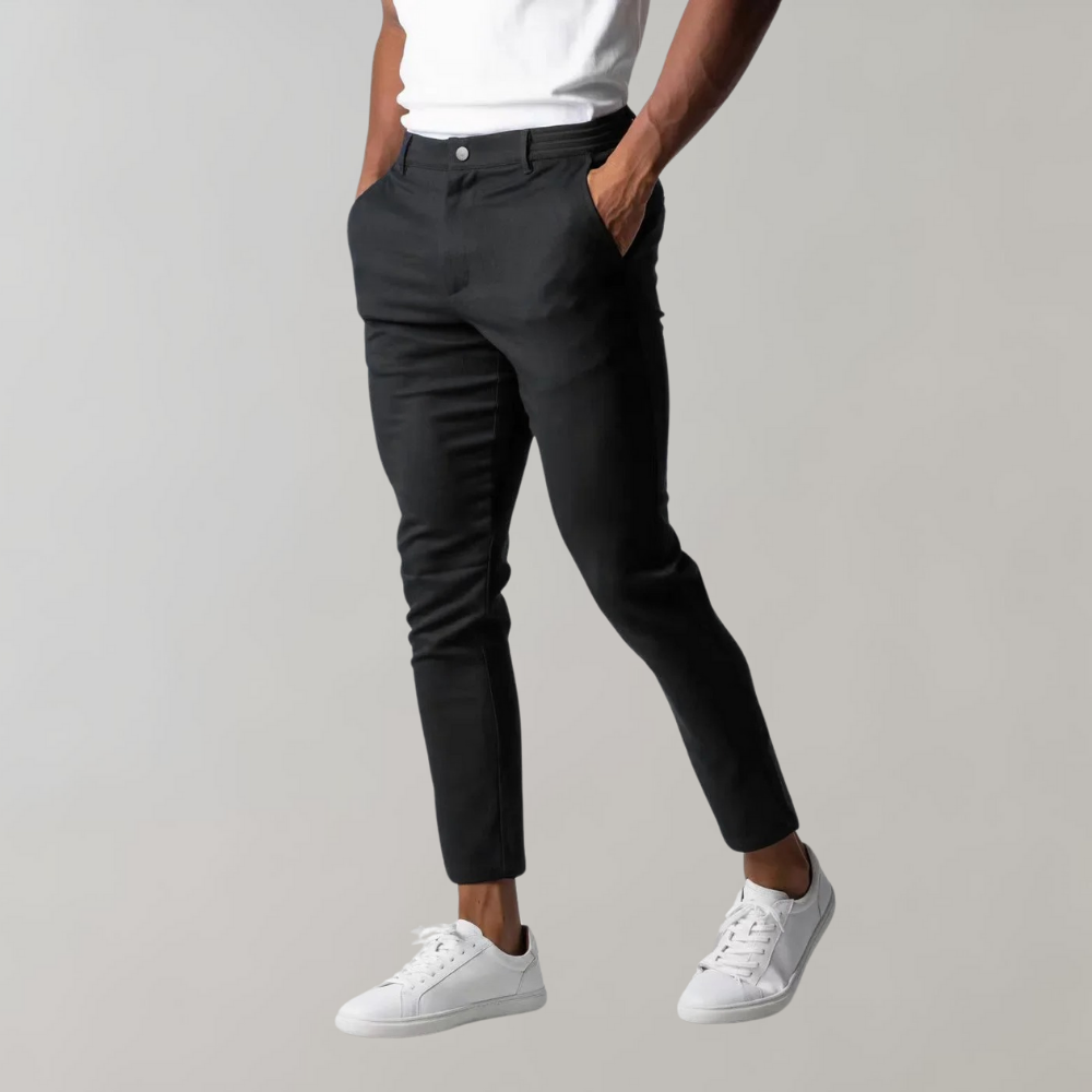 Schwarze Herren Chinohose, bequem und stilvoll, ideal für Büro, Freizeit und elegante Anlässe.
