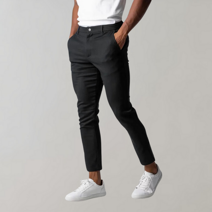 Schwarze Herren Chinohose, bequem und stilvoll, ideal für Büro, Freizeit und elegante Anlässe.