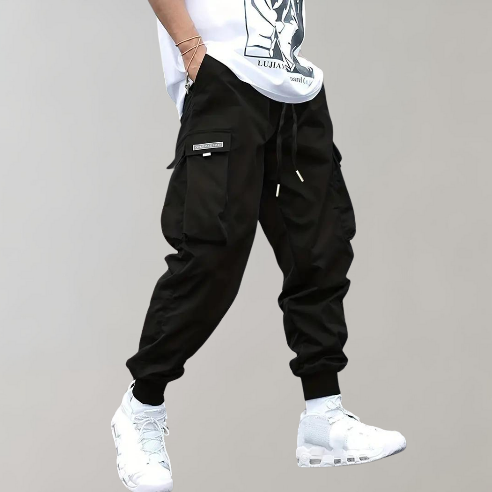 Mann trägt lockere, bequeme Herren Cargo-Hose, stylisch & atmungsaktiv, ideal für Streetwear & casual Outfits.