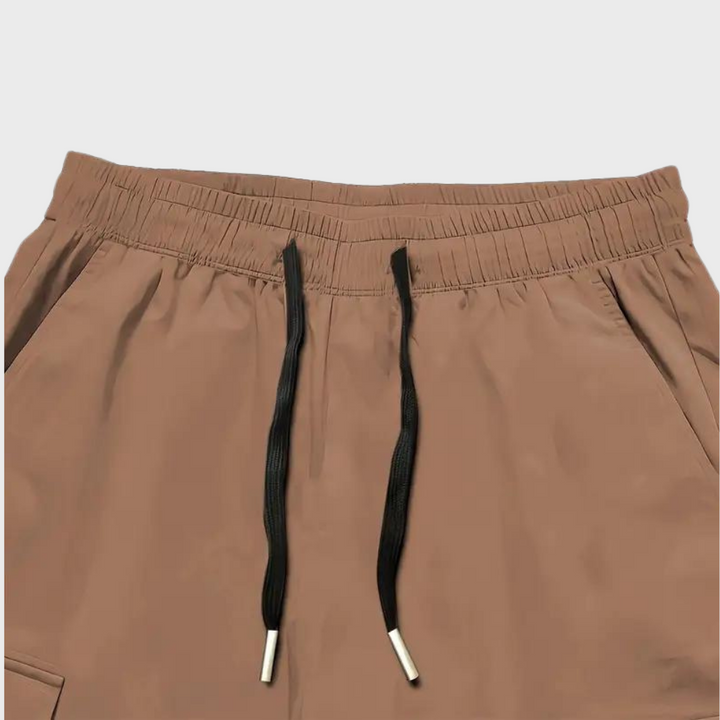 Detailansicht der atmungsaktiven, locker sitzenden Herren Cargo-Hose, zeigt Stofftextur & hochwertige Verarbeitung.