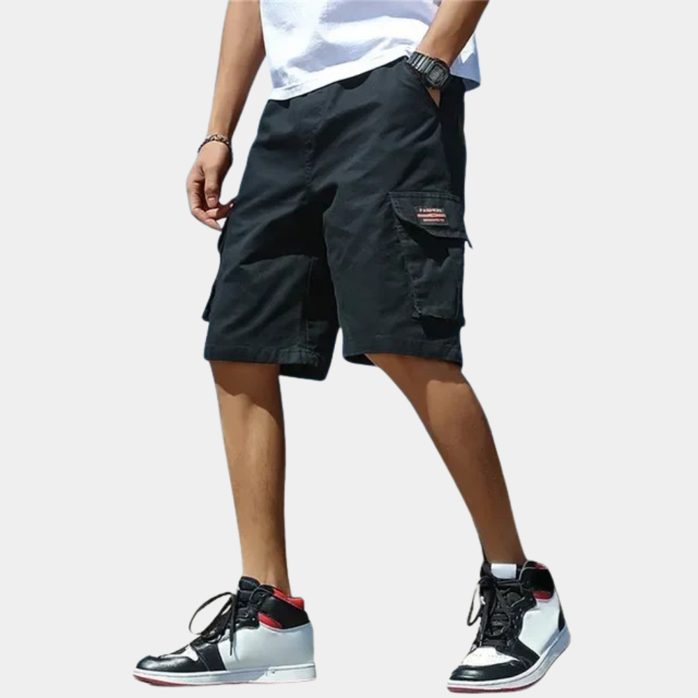 Kurze Herren Sommer Cargo-Shorts mit vielen Taschen für maximale Funktionalität und Style.