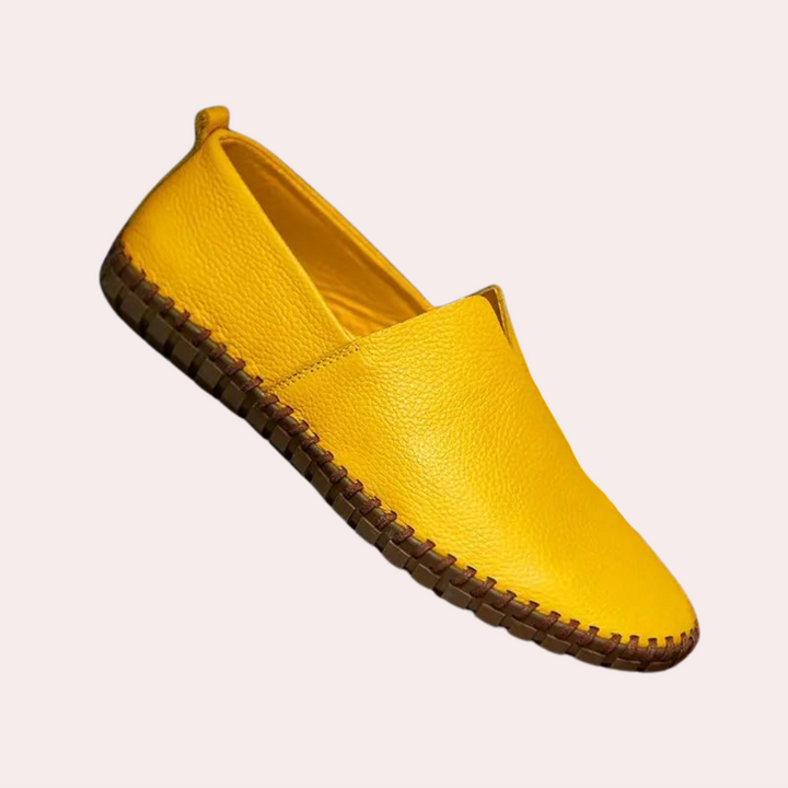 Vielseitige Herrenschuhe: Rutschfeste Loafer und Slipper bieten Eleganz und Komfort für jeden Anlass, langlebig.