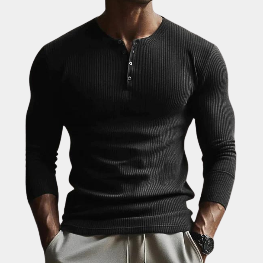 Eleganter Herren Strickpullover mit Rundhals und modernem Vier-Knopf-Verschluss. Komfortable Herrenmode für den Alltag.