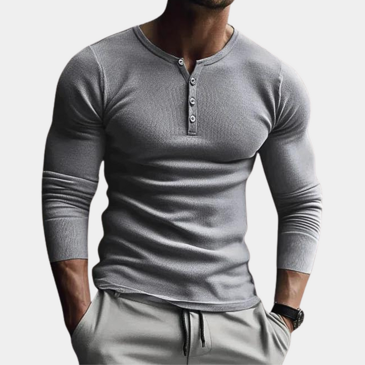 Komfortabler Herren Strickpullover mit elegantem Vier-Knopf-Ausschnitt und Rundhals. Ideal als Basic für Herrenmode.