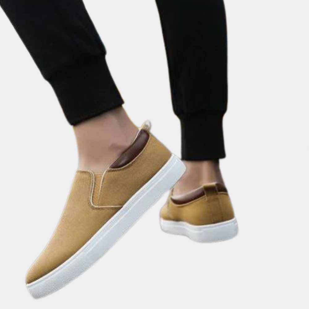Brauner Herren Loafer aus edlem Wildleder, stilvoller Slipper für Männer & Business Anlässe. Mode.