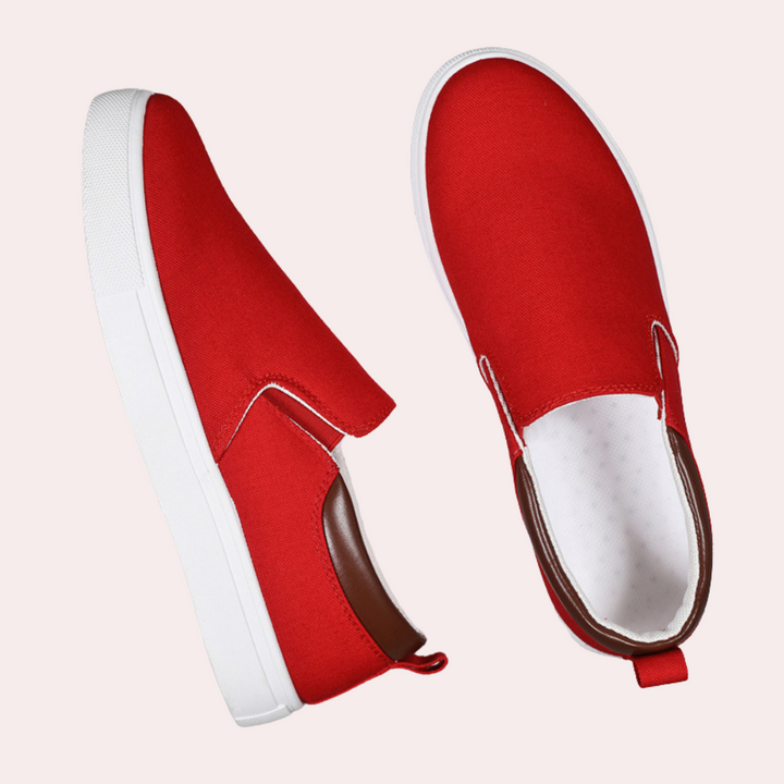 Nahaufnahme: Edle Leder-Textur des Herren Loafers, bequemer Slipper für elegante Looks & Mode.