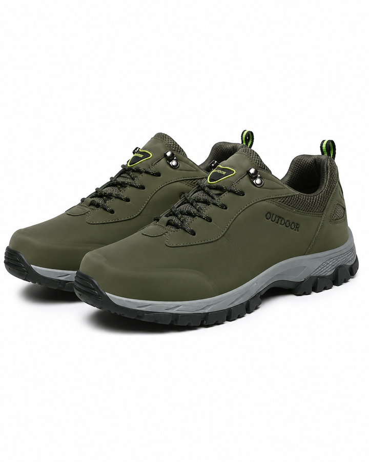 Ein Paar Herren Wanderschuhe, bereit für die nächste Bergwanderung, Freizeitschuh & Outdoor-Abenteuer.
