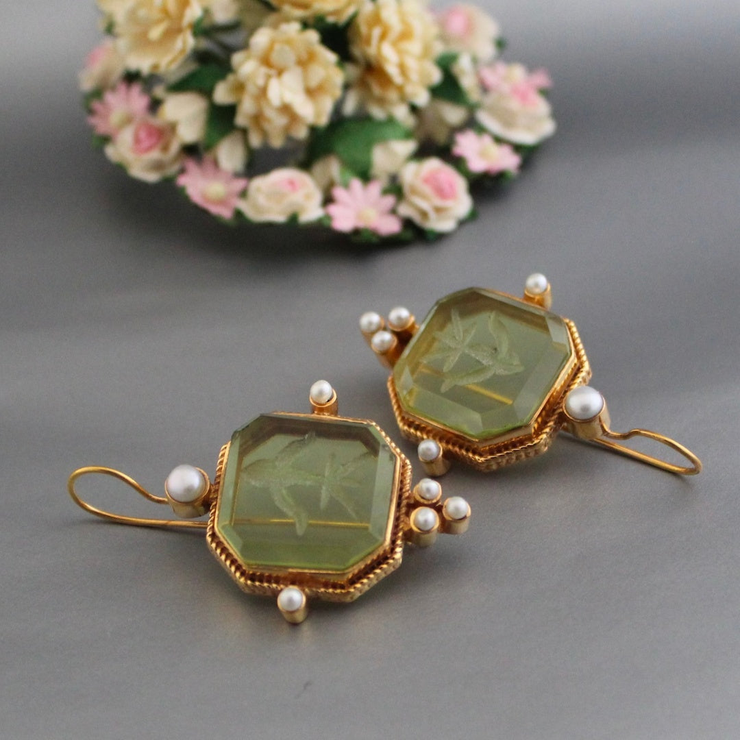 Grüne Vintage-Perlenohrringe für Damen, handgefertigter Schmuck. Ein elegantes Accessoire mit zeitlosem Design.