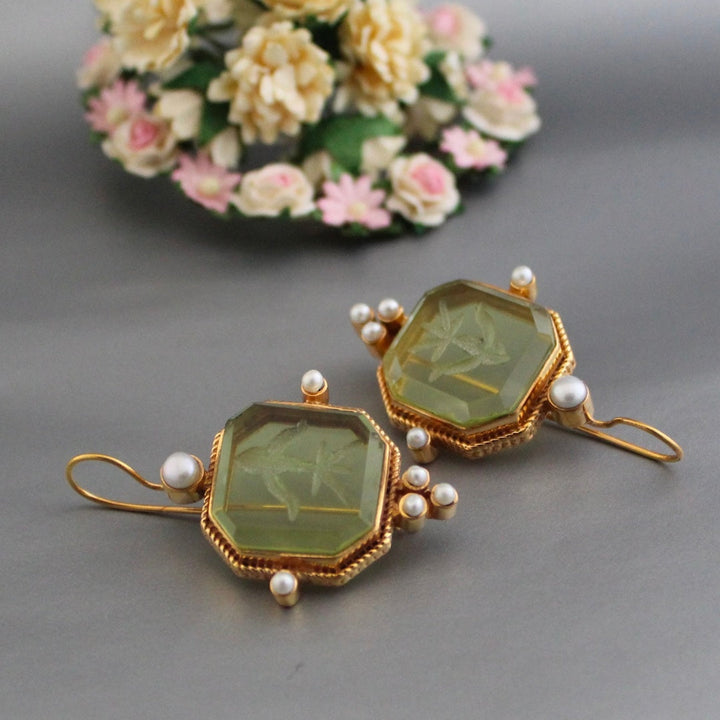 Grüne Vintage-Perlenohrringe für Damen, handgefertigter Schmuck. Ein elegantes Accessoire mit zeitlosem Design.