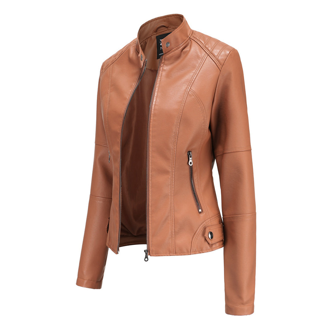 Nahaufnahme einer Damen Übergangsjacke: Hochkragen, Reißverschluss und die hochwertige Textur im Regular Fit.