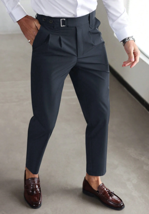 Bequeme Herren Businesshose Slim Fit, vielseitig kombinierbar, perfekt für den stilbewussten Mann in jeder Situation.