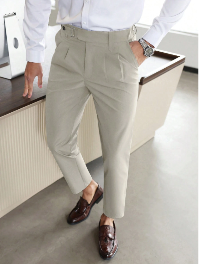 Komfortable Herren Bürohose Slim Fit, perfekte Passform für den Arbeitsalltag und elegante Abendveranstaltungen.