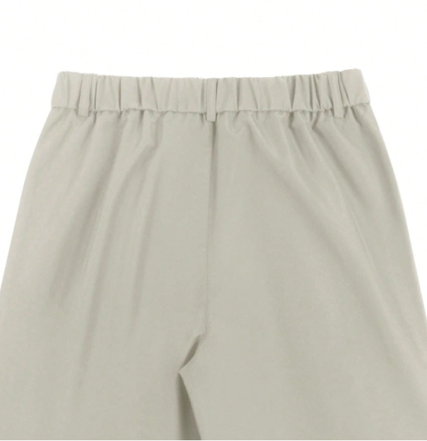 Vielseitige Herrenhose Slim Fit in modernem Design, mit seitlichen Taschen, passend für Business und Freizeitaktivitäten.