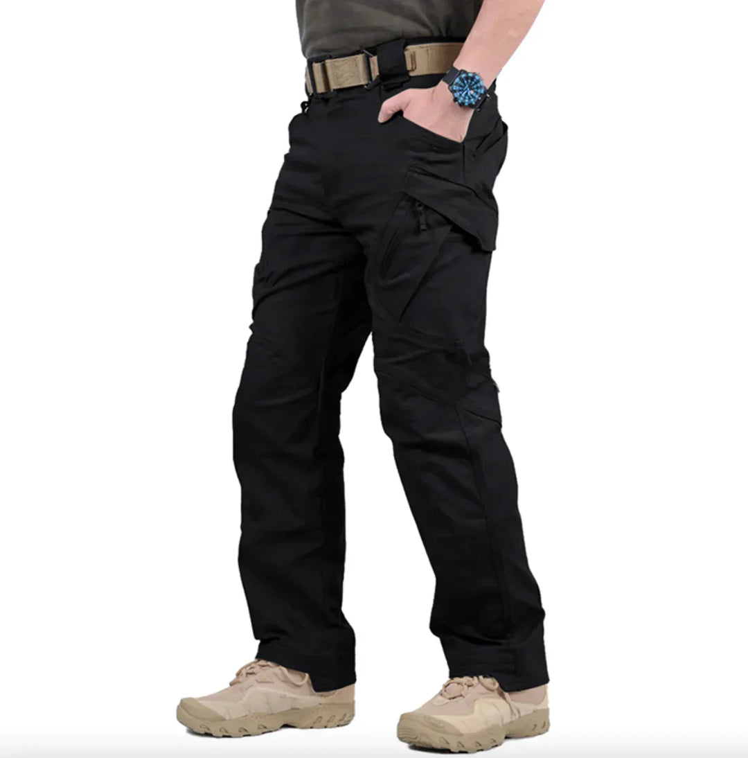 Produktbild der taktischen Herrenhose in Schwarz, mit allen funktionalen Details sichtbar.
