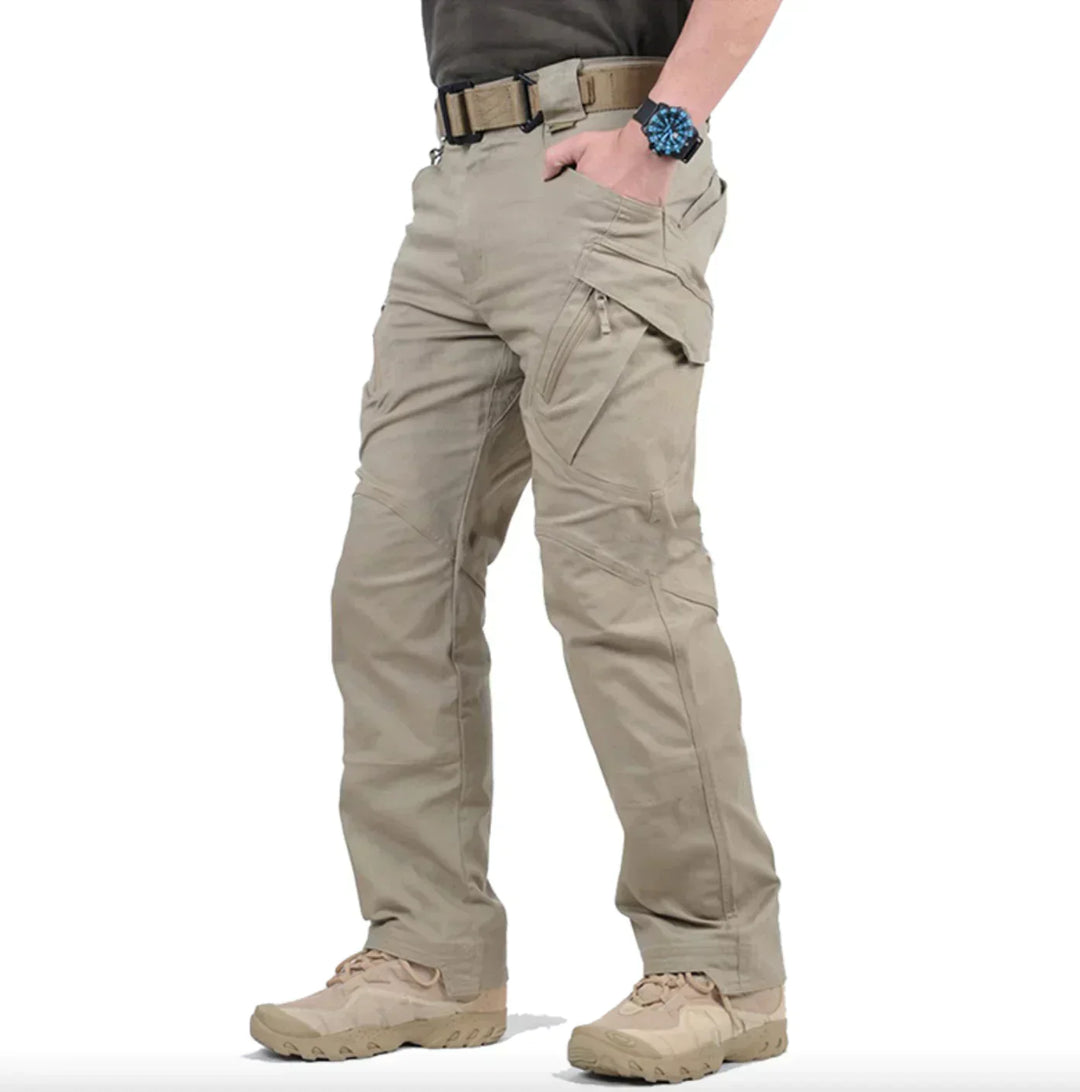 Wasserabweisende und winddichte Herrenhose, ideal für Outdoor-Aktivitäten bei jedem Wetter.