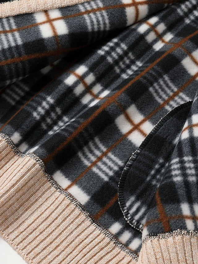 Klassischer Herren Strickcardigan mit Reißverschluss, warm und bequem, essentielle Herbst-Wintermode.