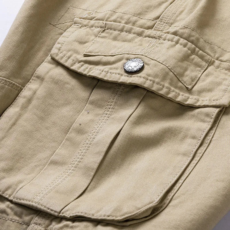 Männer Cargo Shorts im stylischen Streetwear-Design. Robuste Freizeithose mit praktischen Taschen & Gürtel.