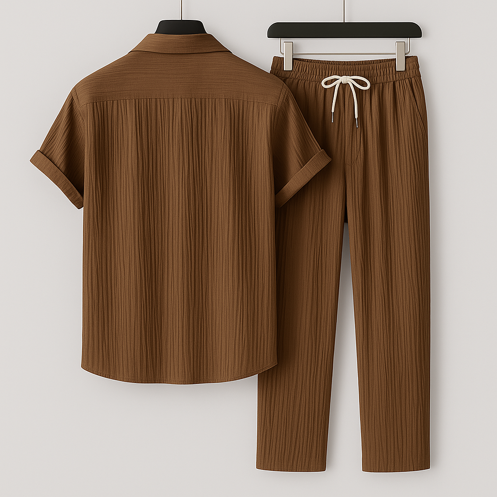 Bequemes Herren Zweiteiler-Set für den Sommer: lockeres Hemd und lässige Kordelzug-Hose für Komfort.