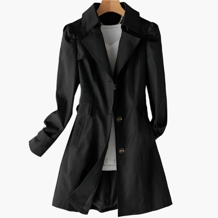 Detailansicht: Klassischer Damen Trenchcoat mit edlen Knöpfen & stilvollem Kragen. Zeitlose Mode.
