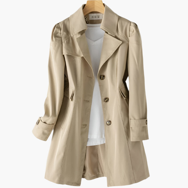 Lange, elegante Silhouette des klassischen Damen Trenchcoats. Ideal für Frühling & Herbst.