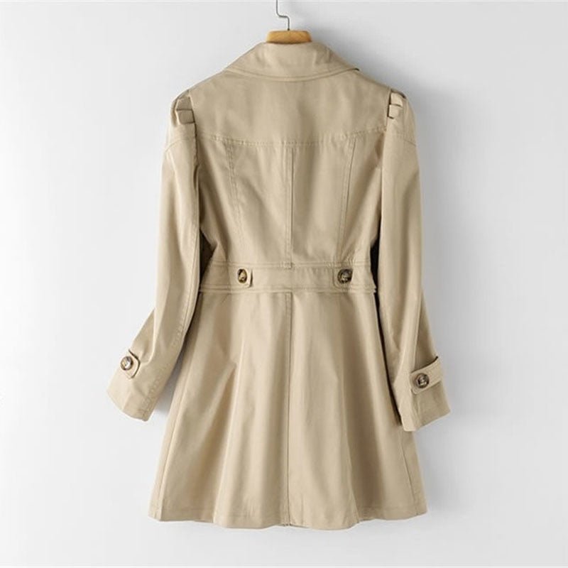 Textur des klassischen Damen Trenchcoats. Hochwertiger, zeitloser Übergangsmantel mit eleganten Knöpfen.
