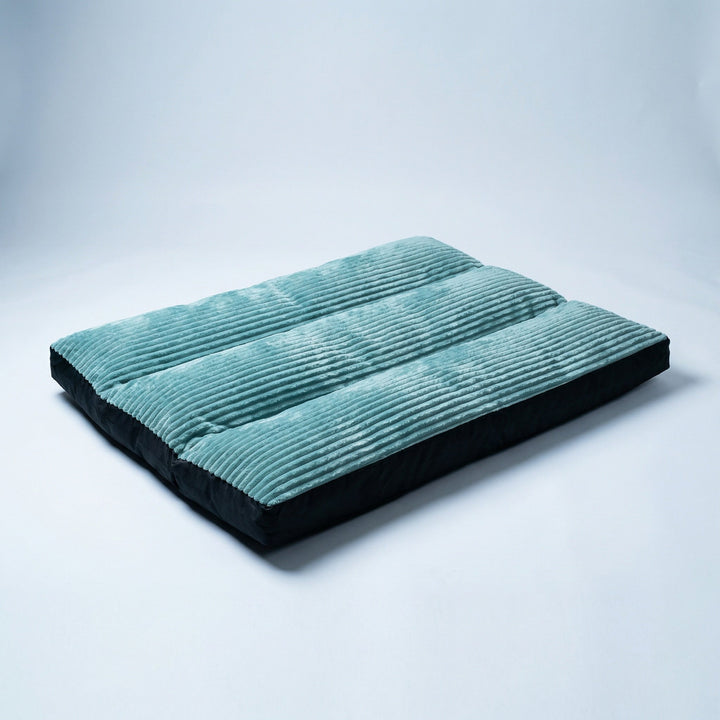 Grünes orthopädisches Tierbett, bietet hohen Komfort und erholsamen Schlaf für Hunde.