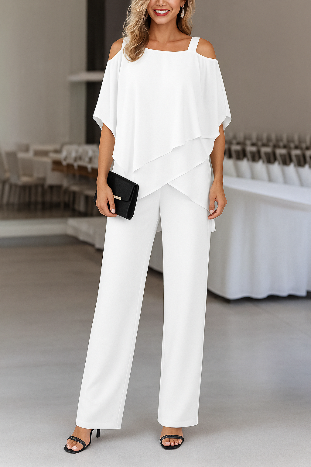 Eleganter Damen Jumpsuit in Schwarz mit weitem Bein und Bindegürtel, perfekt für Abendmode oder Büro-Outfits.