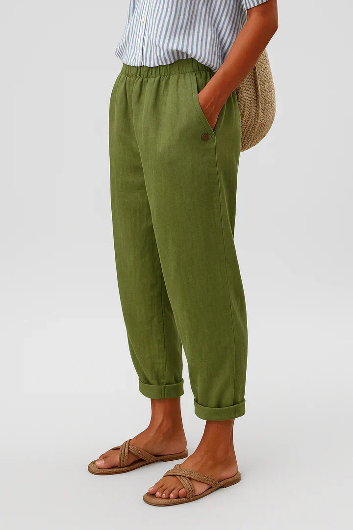 Bequeme Herren Sommerhose in Grün: Komfortable, kurz geschnittene Freizeithose für entspannte Tage. Ideal für Sommer.
