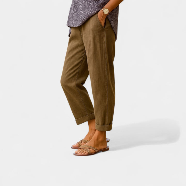 Modell trägt lockere Damen Karottenhose mit Elastikbund, ideal für lässige Casual-Outfits im Frühling/Sommer.