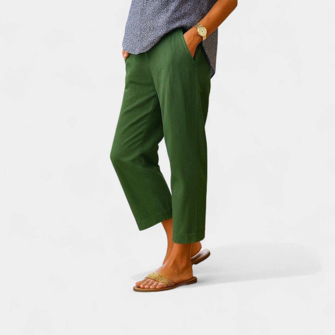 Rückenansicht der bequemen Damen Karottenhose mit Elastikbund. Lockerer Schnitt für stilvolle Freizeitlooks.
