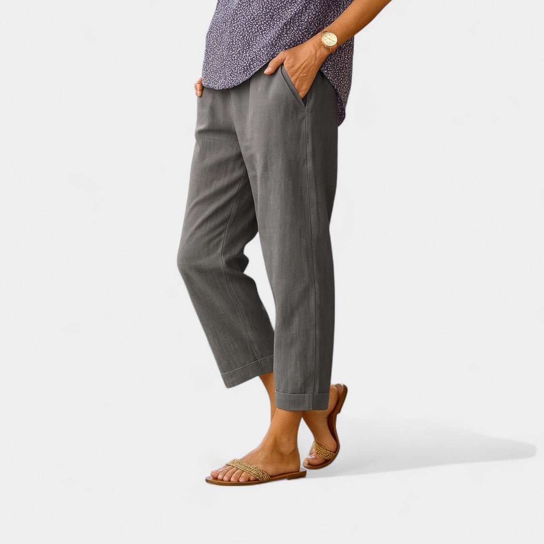Nahaufnahme des flexiblen Elastikbunds einer bequemen Damen Karottenhose. Maximaler Komfort für den Alltag.