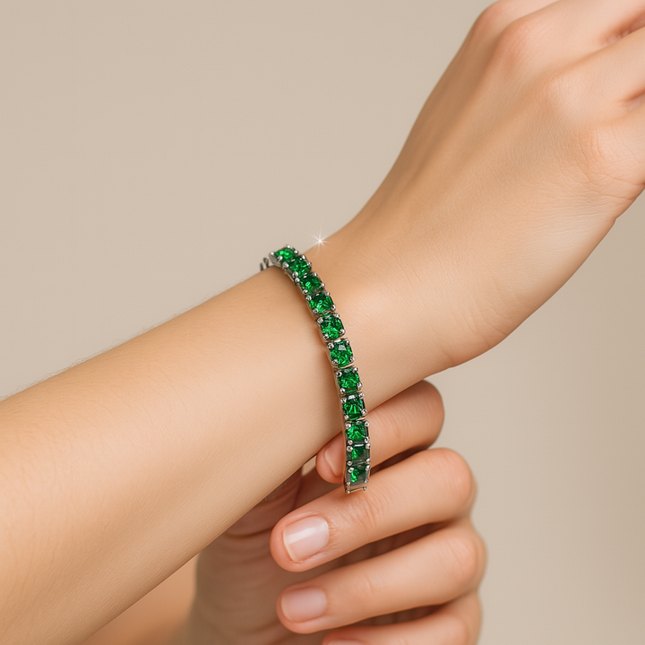 Elegantes Zirkonia-Tennisarmband am Handgelenk. Ein funkelnder, unisex Accessoire für jeden Look.