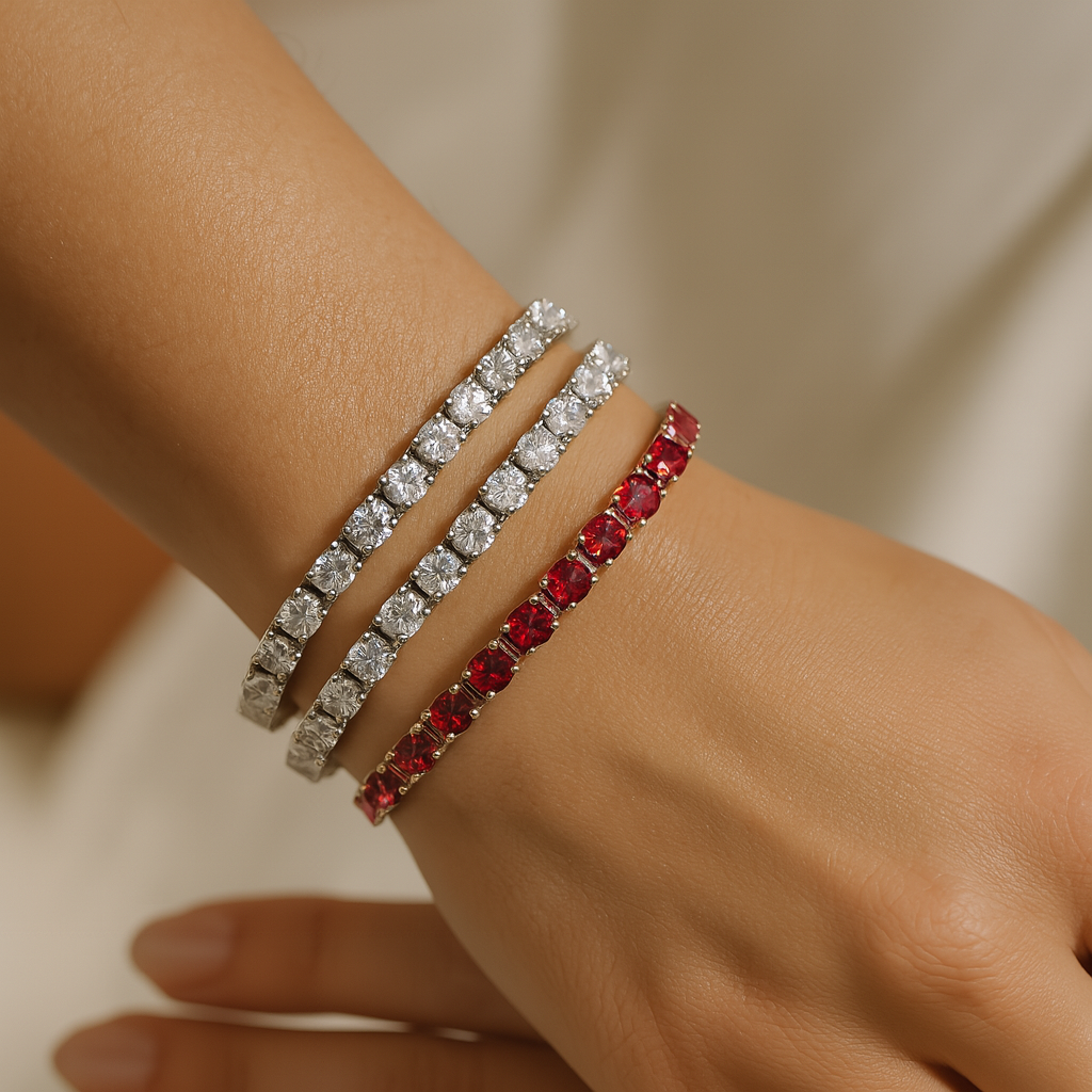 Detailaufnahme: Zirkonia-Tennisarmband mit präzise gesetzten, glänzenden Steinen. Hochwertiger Schmuck.