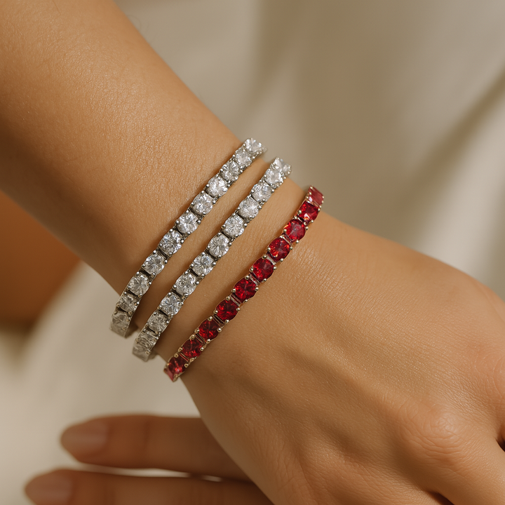 Detailaufnahme: Zirkonia-Tennisarmband mit präzise gesetzten, glänzenden Steinen. Hochwertiger Schmuck.